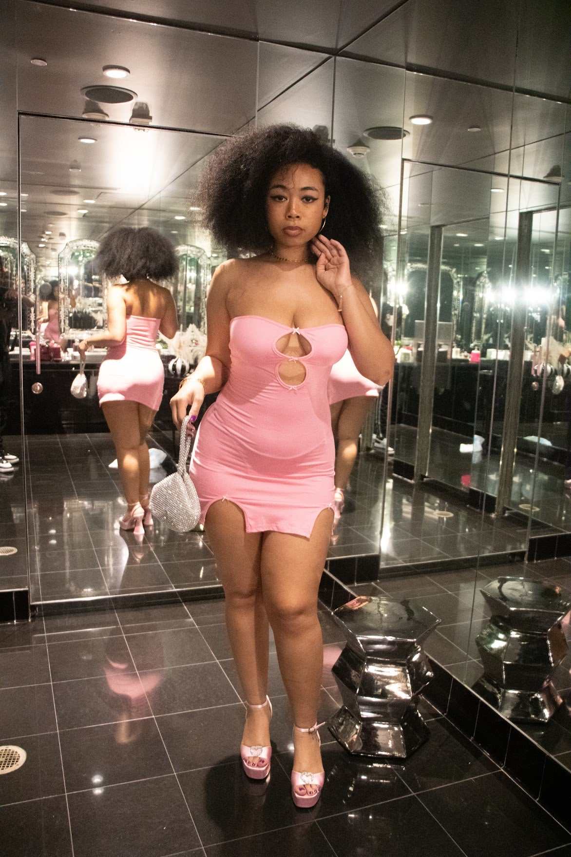 Bust OutBows Hollow Out Strapless Mini Dress 
This dress is perfect for a Night out at the club or even a birthday look!!
Model is wearing a Medium in Pink.BustFemme FineryyFemme Fineryy