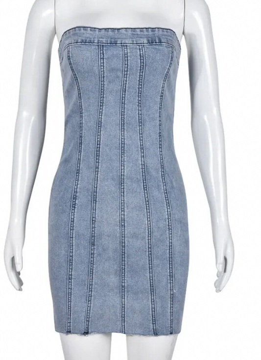 AmiyaBlue Dress Denim Strapless Tube Top Dress 

Bust: 32.28" 


Length: 25.20"

Fabric Type: Polyester
Models is wearing a Large.AmiyaFemme FineryyFemme Fineryy